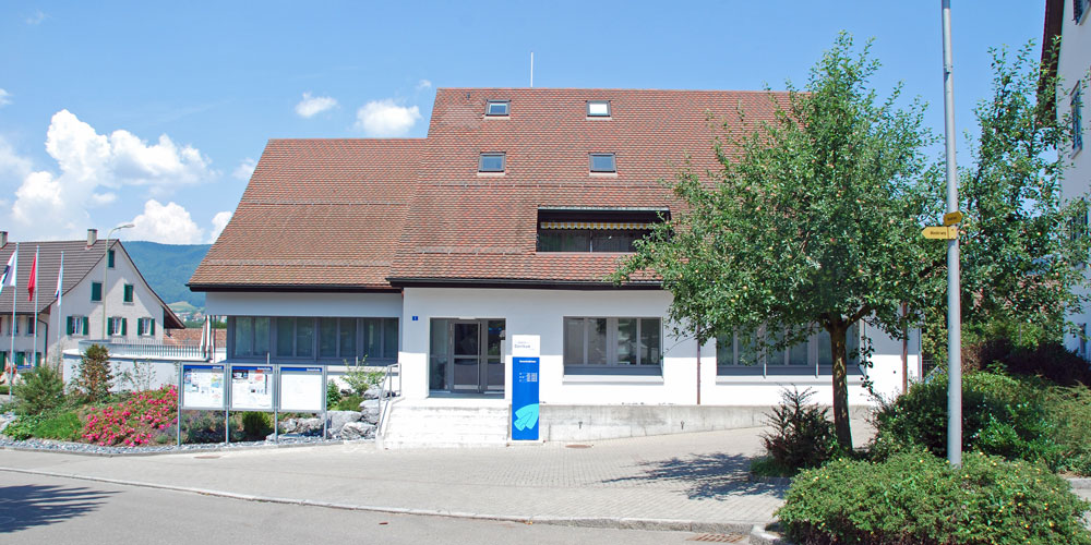 Süd-Seite des Gemeindehauses mit Eingang zur Gemeindeverwaltung